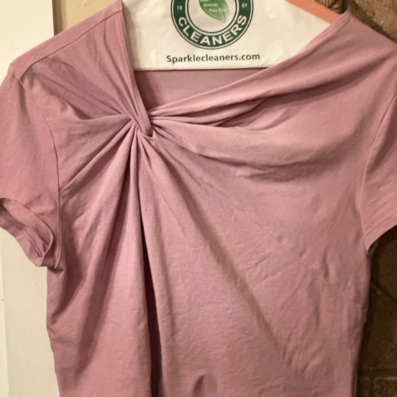 Lululemon NWOT Asymmetrical Front-
Twist T-Shirt Rose Blush
Size XL - Picture 2 of 5